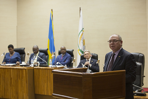John qui s’adresse au Parlement du Rwanda en janvier 2019